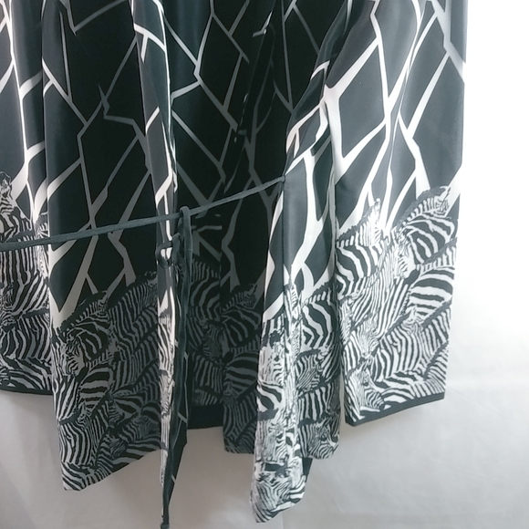 HBS 16 Zebra Wrap Tunic Top Plus - Picture 3 of 10